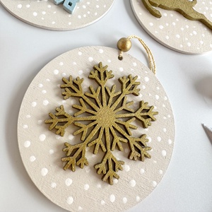 Kézzel festett fa karácsonyfadísz szett  Szarvas és hópelyhek - karácsony - karácsonyi lakásdekoráció - karácsonyfadíszek - Meska.hu