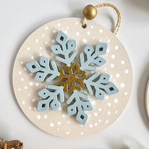 Kézzel festett fa karácsonyfadísz szett  Szarvas és hópelyhek - karácsony - karácsonyi lakásdekoráció - karácsonyfadíszek - Meska.hu