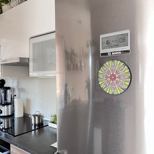 Karácsonyi mandala hűtőmágnes (13,5 cm) � metálzöld, aranylila � Kézzel festett egyedi dísz - karácsony - karácsonyi lakásdekoráció - karácsonyi lakásdíszek - Meska.hu