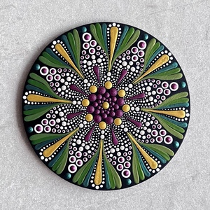 Karácsonyi mandala hűtőmágnes (13,5 cm) � metálzöld, aranylila � Kézzel festett egyedi dísz - karácsony - karácsonyi lakásdekoráció - karácsonyi lakásdíszek - Meska.hu