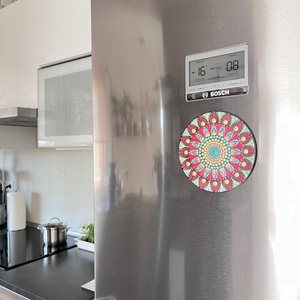 Tűzfény mandala hűtőmágnes  piros, arany, kézzel festett egyedi dísz - otthon & életmód - konyhafelszerelés, tálalás - konyhai dekoráció - hűtőmágnes - Meska.hu