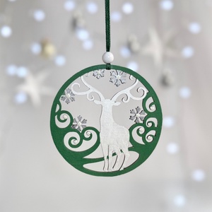 Téli szarvas gyöngyház fehér és zöld kézzel festett karácsonyfadísz - karácsony - karácsonyi lakásdekoráció - karácsonyfadíszek - Meska.hu