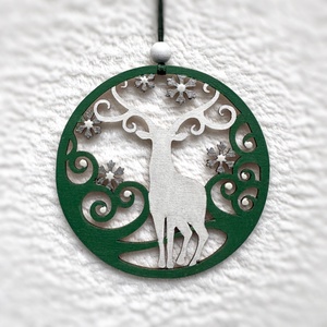 Téli szarvas gyöngyház fehér és zöld kézzel festett karácsonyfadísz - karácsony - karácsonyi lakásdekoráció - karácsonyfadíszek - Meska.hu