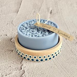 Kézműves gyertya fa tálkában, kék szójaviasz dekoráció virág / falevél mintával - Meska.hu