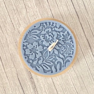 Kézműves gyertya fa tálkában, kék szójaviasz dekoráció virág / falevél mintával - otthon & életmód - gyertya, illat, aroma - gyertya - Meska.hu