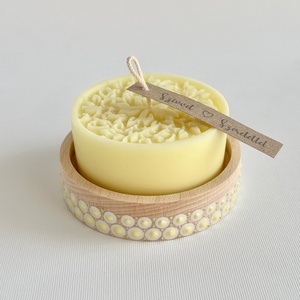 Kézműves gyertya fa tálkában, sárga szójaviasz dekoráció virág / falevél mintával - otthon & életmód - gyertya, illat, aroma - gyertya - Meska.hu