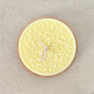 Kézműves gyertya fa tálkában, sárga szójaviasz dekoráció virág / falevél mintával - otthon & életmód - gyertya, illat, aroma - gyertya - Meska.hu