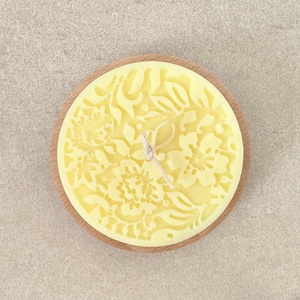 Kézműves gyertya fa tálkában, sárga szójaviasz dekoráció virág / falevél mintával - otthon & életmód - gyertya, illat, aroma - gyertya - Meska.hu