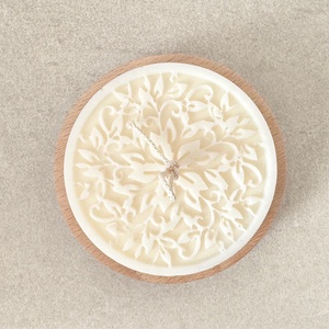 Kézműves gyertya fa tálkában, törtfehér szójaviasz dekoráció virág / falevél mintával - otthon & életmód - gyertya, illat, aroma - gyertya - Meska.hu