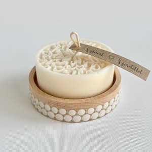 Kézműves gyertya fa tálkában, törtfehér szójaviasz dekoráció virág / falevél mintával - otthon & életmód - gyertya, illat, aroma - gyertya - Meska.hu