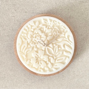 Kézműves gyertya fa tálkában, törtfehér szójaviasz dekoráció virág / falevél mintával - otthon & életmód - gyertya, illat, aroma - gyertya - Meska.hu