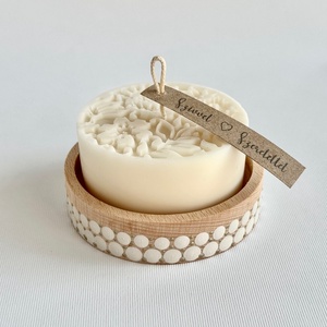 Kézműves gyertya fa tálkában, törtfehér szójaviasz dekoráció virág / falevél mintával - Meska.hu