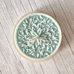 Kézműves gyertya fa tálkában, jégkék szójaviasz dekoráció virág / falevél mintával - otthon & életmód - gyertya, illat, aroma - gyertya - Meska.hu