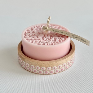 Kézműves gyertya fa tálkában, babarózsaszín szójaviasz dekoráció virág / falevél mintával - otthon & életmód - gyertya, illat, aroma - gyertya - Meska.hu