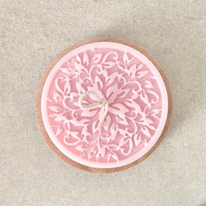 Kézműves gyertya fa tálkában, babarózsaszín szójaviasz dekoráció virág / falevél mintával - otthon & életmód - gyertya, illat, aroma - gyertya - Meska.hu