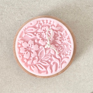 Kézműves gyertya fa tálkában, babarózsaszín szójaviasz dekoráció virág / falevél mintával - otthon & életmód - gyertya, illat, aroma - gyertya - Meska.hu