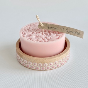 Kézműves gyertya fa tálkában, babarózsaszín szójaviasz dekoráció virág / falevél mintával - Meska.hu