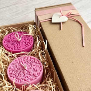 Kézműves szójaviasz gyertya válogatás (3 db) díszdobozban  Málna árnyalatok - otthon & életmód - gyertya, illat, aroma - gyertya - Meska.hu