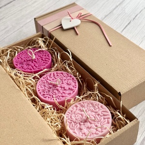 Kézműves szójaviasz gyertya válogatás (3 db) díszdobozban  Málna árnyalatok - otthon & életmód - gyertya, illat, aroma - gyertya - Meska.hu