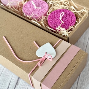 Kézműves szójaviasz gyertya válogatás (3 db) díszdobozban  Málna árnyalatok - otthon & életmód - gyertya, illat, aroma - gyertya - Meska.hu