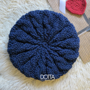 Sötétkék Dotta sapka - vastag meleg puha gyapjús fonalból kötve - csavart mintás női beret, barett - ruha & divat - sál, sapka, kendő - sapka - Meska.hu