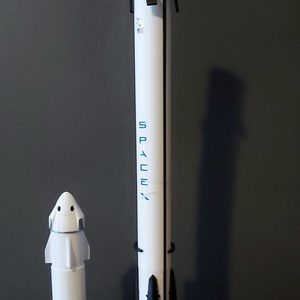 Falcon 9, 1:100 méretarányos rakétamodell. 66 cm magas, szeparálható. Kapu Tibor, a második magyar kutatóűrhajós.   - művészet - makett, modell - Meska.hu