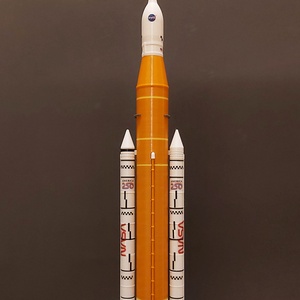 NASA Artemis II SLS rakéta � 1:200 3D nyomtatott gyűjtői modell indítópad standdal. Kb 50 cm magas! - Meska.hu