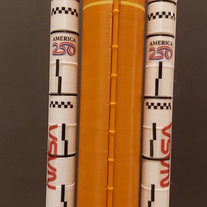 NASA Artemis II SLS rakéta � 1:200 3D nyomtatott gyűjtői modell indítópad standdal. Kb 50 cm magas! - otthon & életmód - dekoráció - dísztárgy - Meska.hu