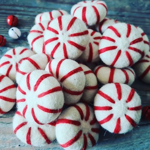 Karcsonyi nemezgoly fűzr nemezelt cukorkval disztve. Pom pom dekorci , karcsonyi girland. Peppermint candy  - otthon & életmód - dekoráció - fali és függő dekoráció - girland, zászlófűzér - Meska.hu