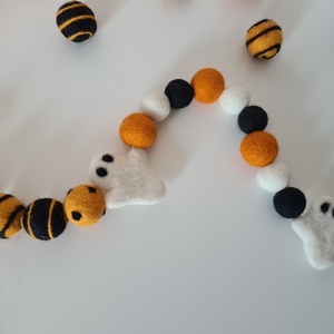 Halloween dekoráció, Halloween nemezgolyó  fűzr. Nemezelt szellem dekor, Halloween pom pom girland - otthon & életmód - dekoráció - halloween - halloweeni dekoráció - Meska.hu