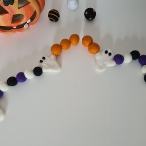 Halloween dekoráció, Halloween nemezgolyó  fűzr. Nemezelt cuki szellem Halloween pom pom girland, Otthon & Lakás, Halloween, Halloweeni dekoráció, Dekoráció, Nemezelés, Meska
