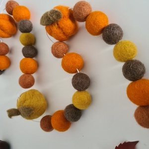 Oszi Halloween dekoráció narancs tokokkel.Halloween nemezgolyó fűzr.Nemezelt dekor pumpkin Halloween pom pom girland - Meska.hu