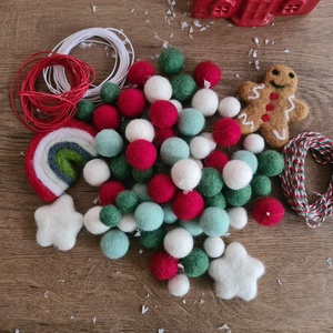DIY Csinald magad karacsonyi filcgolyo csomag. Pom pom dekoracio, girland, karacsonyfa disz.Tradicionlis szinek - diy (csináld magad) - egységcsomag - Meska.hu