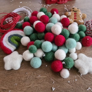 DIY Csinald magad karacsonyi filcgolyo csomag. Pom pom dekoracio, girland, karacsonyfa disz.Tradicionlis szinek - diy (csináld magad) - egységcsomag - Meska.hu