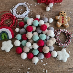 DIY Csinld magad karcsonyi nemezgoly csomag. Kopogtat alapanyag.Pom pom dekorci, girland, karcsonyfa disz - diy (csináld magad) - egységcsomag - Meska.hu
