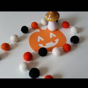 Őszi Halloween dekoráció,nemezgolyó  fűzr.  Filcgoly dekor, Halloween pom pom girland - otthon & életmód - dekoráció - halloween - halloweeni dekoráció - Meska.hu