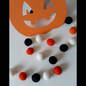 Őszi Halloween dekoráció,nemezgolyó  fűzr.  Filcgoly dekor, Halloween pom pom girland, Otthon & Életmód, Dekoráció, Halloween, Halloweeni dekoráció, Nemezelés, MESKA