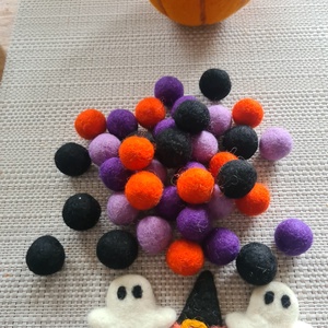 Halloween asztali dekoracio csomag!50 filcgolyoval +2 nemezelt szellem es boszorkany sapka kzműves csomag  - diy (csináld magad) - egységcsomag - Meska.hu