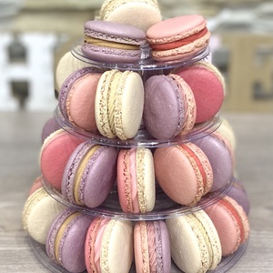 Macaron torony (4 emeletes) hordozóval - élelmiszer - édesség - Meska.hu