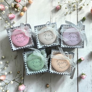 EGYEDI FELIRATOS MACARON DÍSZDOBOZBAN � Stílusos és édes köszönet a vendégeknek � - élelmiszer - édesség - macaron - Meska.hu