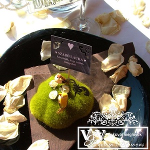 Esküvői ültetőkártya mohával kismadarakkal madarak szigete erdei és greenery esküvőre - esküvő - meghívó & kártya - ültetési rend - Meska.hu