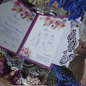 Esküvői meghívó lila rózsákkal és rózsaszín strasszos kristály medál dísszel szimbólumos programmal - esküvő - meghívó & kártya - meghívó - Meska.hu