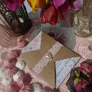 Csipkés rózsás esküvői meghívó domborított dísztokban szivecske medállal - esküvő - meghívó & kártya - meghívó - Meska.hu