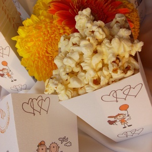 Esküvői popcorn doboz köszönőajándék vidám pálcika emberkés grafikával - esküvő - emlék & ajándék - köszönőajándék - Meska.hu