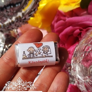 Esküvői csoki köszönetajándék, vidám mini csoki köszönőajándék, vendégajándék eljegyzésre cuki mulatozó emberkékkel - esküvő - emlék & ajándék - köszönőajándék - Meska.hu