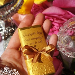 Csokoládé köszönőajándék arany domborított mintás díszpapírral arany szalaggal 8x4 cm - esküvő - emlék & ajándék - köszönőajándék - Meska.hu