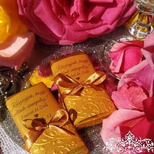Csokoládé köszönőajándék arany domborított mintás díszpapírral arany szalaggal 8x4 cm - esküvő - emlék & ajándék - köszönőajándék - Meska.hu
