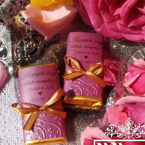 Csokoládé köszönőajándék lila domborított mintás díszpapírral arany szalaggal 8x4 cm, Esküvő, Emlék & Ajándék, Köszönőajándék, Fotó, grafika, rajz, illusztráció, MESKA