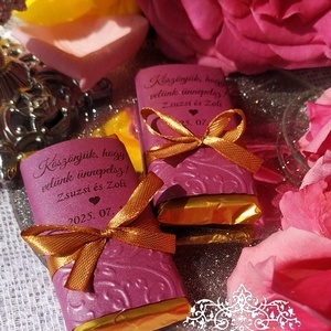 Csokoládé köszönőajándék lila domborított mintás díszpapírral arany szalaggal 8x4 cm - esküvő - emlék & ajándék - köszönőajándék - Meska.hu