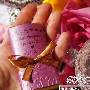 Csokoládé köszönőajándék lila domborított mintás díszpapírral arany szalaggal 8x4 cm - esküvő - emlék & ajándék - köszönőajándék - Meska.hu